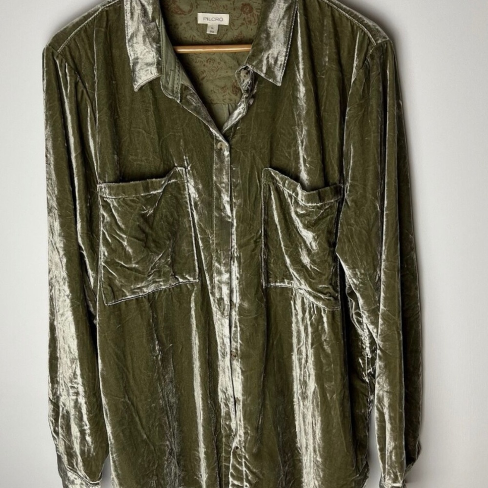 Stunning Hadley shirt by pilcro in a beautiful green-velvet. Nice drape and soft